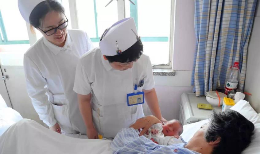 生下|“妈老了，7岁的弟弟交给你了”，34岁女儿连怼三句，妈妈痛哭