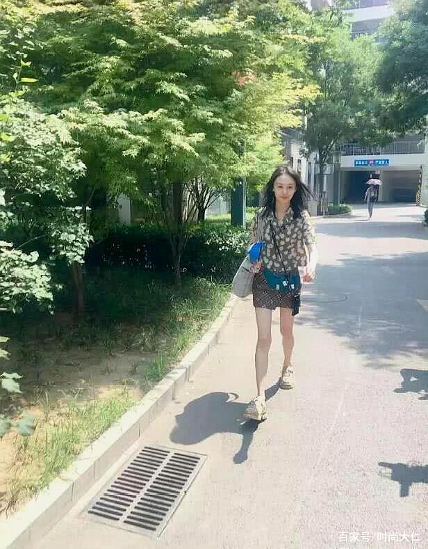 女孩子|郑爽最新生图！印花衬衫配短裙甜美又清新，这才是真正的90后