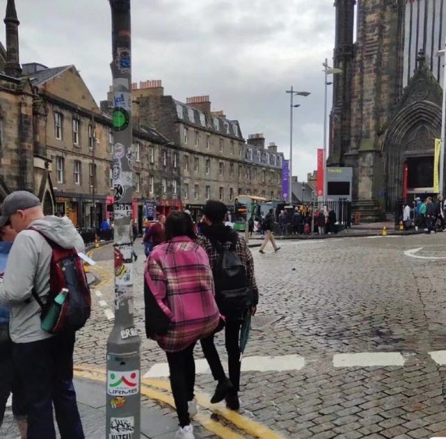 活动|唐艺昕晒日常，穿老公外套甜蜜撒糖，小腹凸起被猜怀上二胎