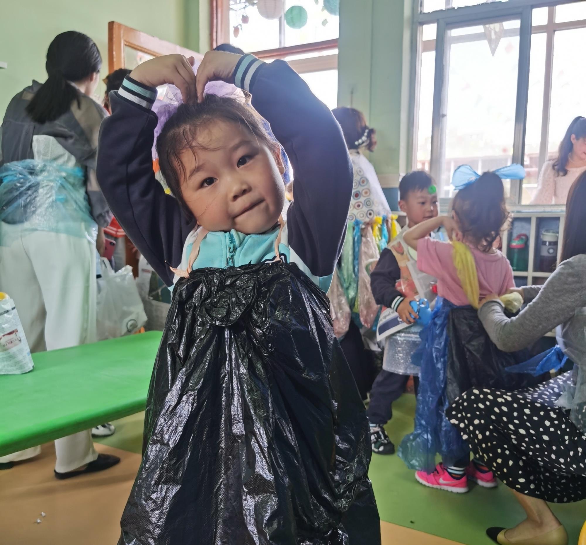 活动|幼儿园环保服装设计大赛：家长花样百出另类“攀比”，笑yue了