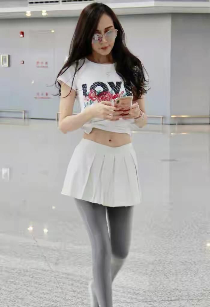 显得|萧蔷越老越会装,看友人作画被拍,素颜松垮干瘪52岁老得不真实!