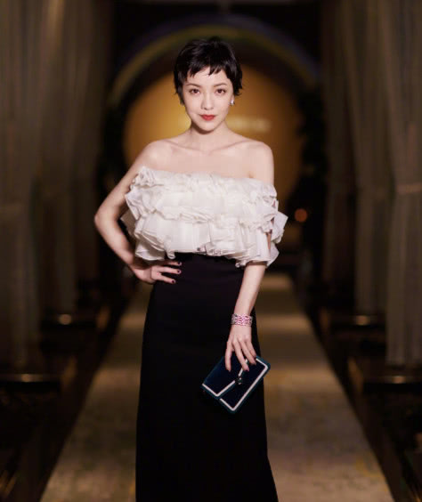 义气|腿粗别穿牛仔裤了，郭采洁带火了一条“分叉裙”，穿上显瘦20斤