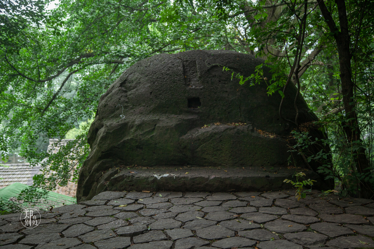 西湖边这块大石头,有双重身份,是个大宝贝