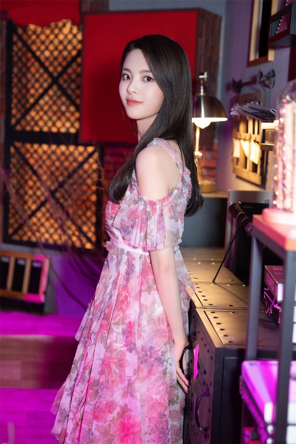 超越|杨超越终于开窍了，穿粉色碎花裙甜成“小公主”，搭对衣服美多了