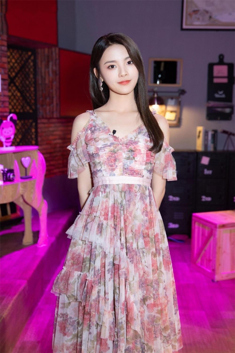 超越|杨超越终于开窍了，穿粉色碎花裙甜成“小公主”，搭对衣服美多了