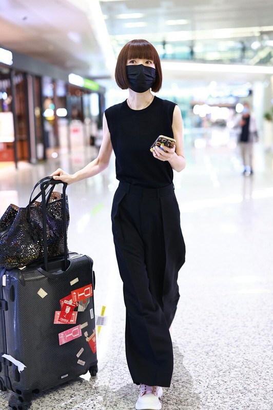 女神|鲁豫才是真“冻龄女神”！穿无袖装清爽减龄，51岁嫩似18岁小姑娘