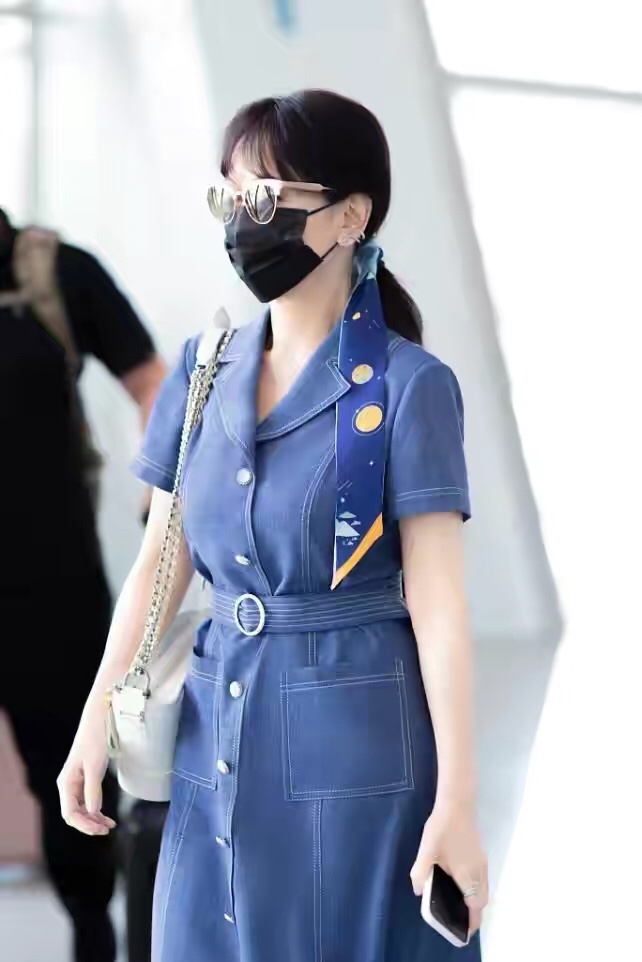 短裙|赵雅芝又踩“针”亮相，学00后穿荷叶边短裙，哪像是50后奶奶辈