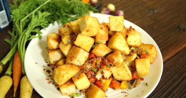 做法|家里吃不完的馒头不要扔,来试试这做法,焦香松脆香辣,追剧零食