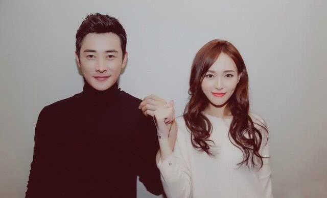 时间|唐嫣现身彩排图，穿宽松裙踩平底鞋被猜测怀二胎，素颜美出新高度