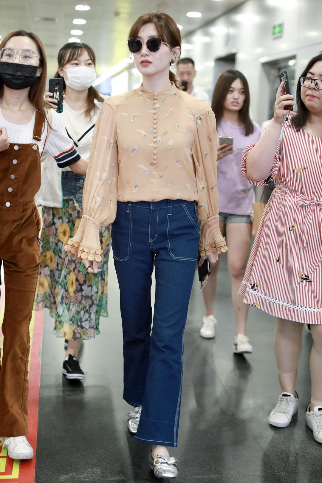 显得|江疏影亮相东京街头，穿印花衬衫打扮“花枝招展”，回眸瞬间惊艳