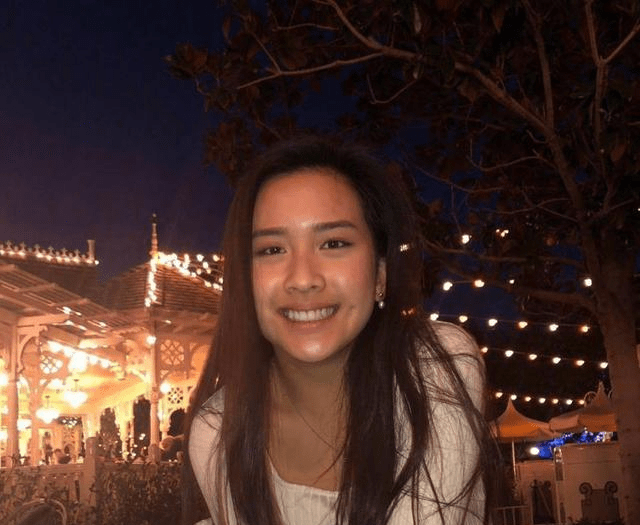 黑色|58岁陈冲一家近照,4个女儿天差地别,老公颜值一言难尽
