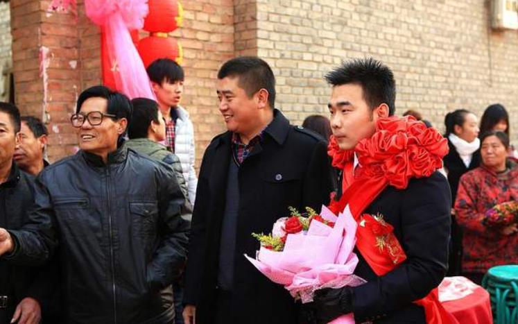 新郎|结婚当天新娘临时加价，要再拿20万彩礼，新郎转头娶别的女人