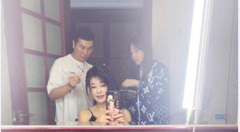 曲线|64岁刘晓庆穿紧身衣秀身材曲线，扭腰摆臀状态年轻