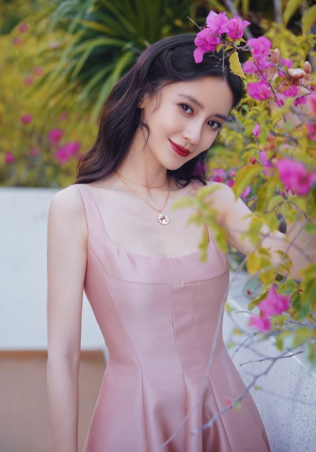 长发|被黄晓明隔空邀请后，baby再度分享美照，身材颜值惹人羡