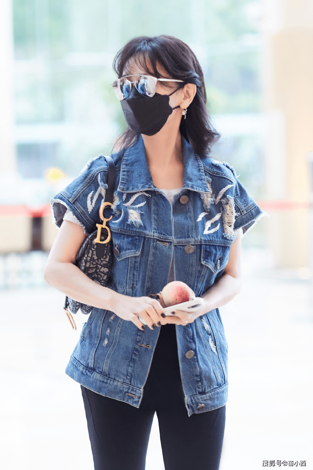 身材|赵雅芝真是“时髦奶奶”,穿牛仔外套配马丁靴亮相,比年轻人还潮