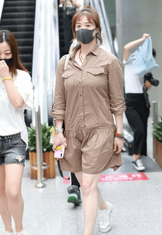 条纹|蒋欣瘦了真敢穿！穿衬衫下摆缝“荷叶边”，“豆腐腿”美成焦点