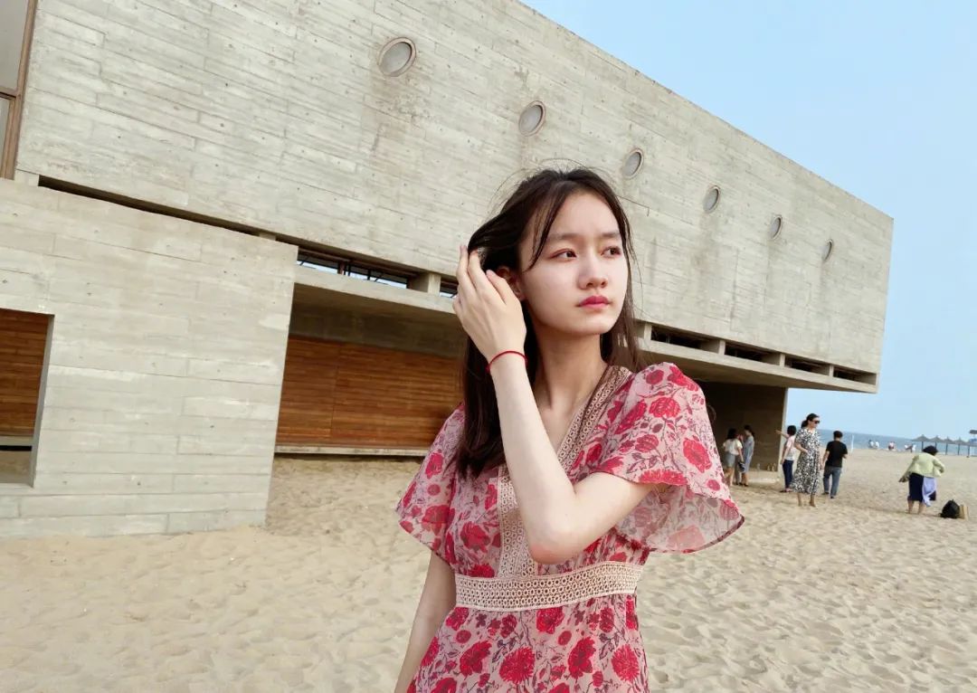 对比|纪姿含的印花连衣裙，粉色做底，红色图案装饰，娇俏又亮眼