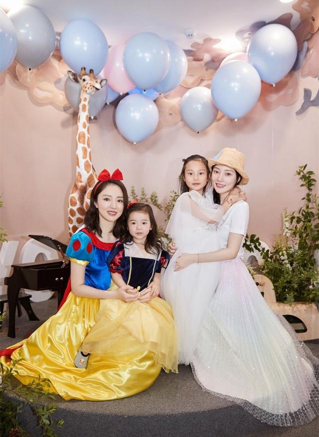 黑色|李小璐和甜馨又穿母女装，同款小黑裙扎丸子头美成姐妹，真不像38