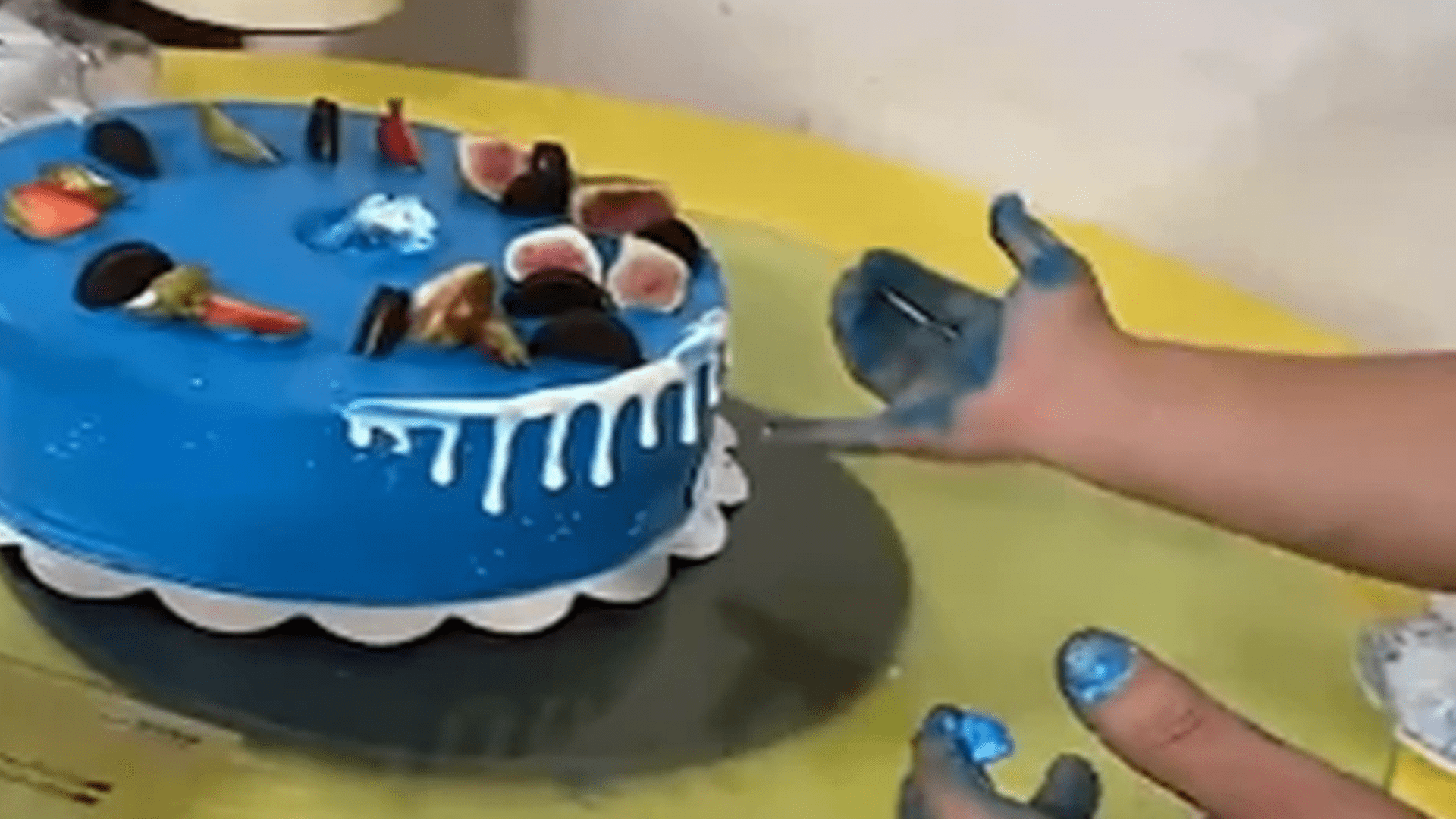 蓝色|网红蛋糕吃完变成“蓝精灵”？被蛋糕染色，质疑色素超标