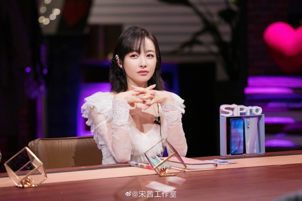 发型|宋茜换新的短发造型，发尾外翻翘个性十足又减龄，嫩回18岁少女