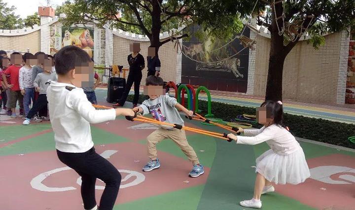 漂亮|女儿穿纱裙上幼儿园，宝妈感到自豪，幼师：少让孩子穿裙子上学