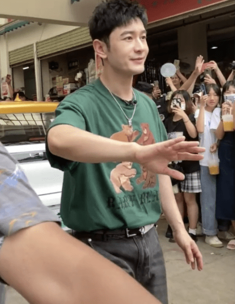 都能|黄晓明偶像包袱重,大热天穿厚底靴增高,意外暴露五五分身材