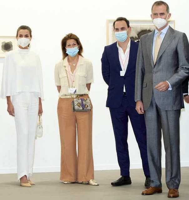 曲线|西班牙王后沦为背景板!一身白衣看不清面容,起皱的牛仔裤翻车了