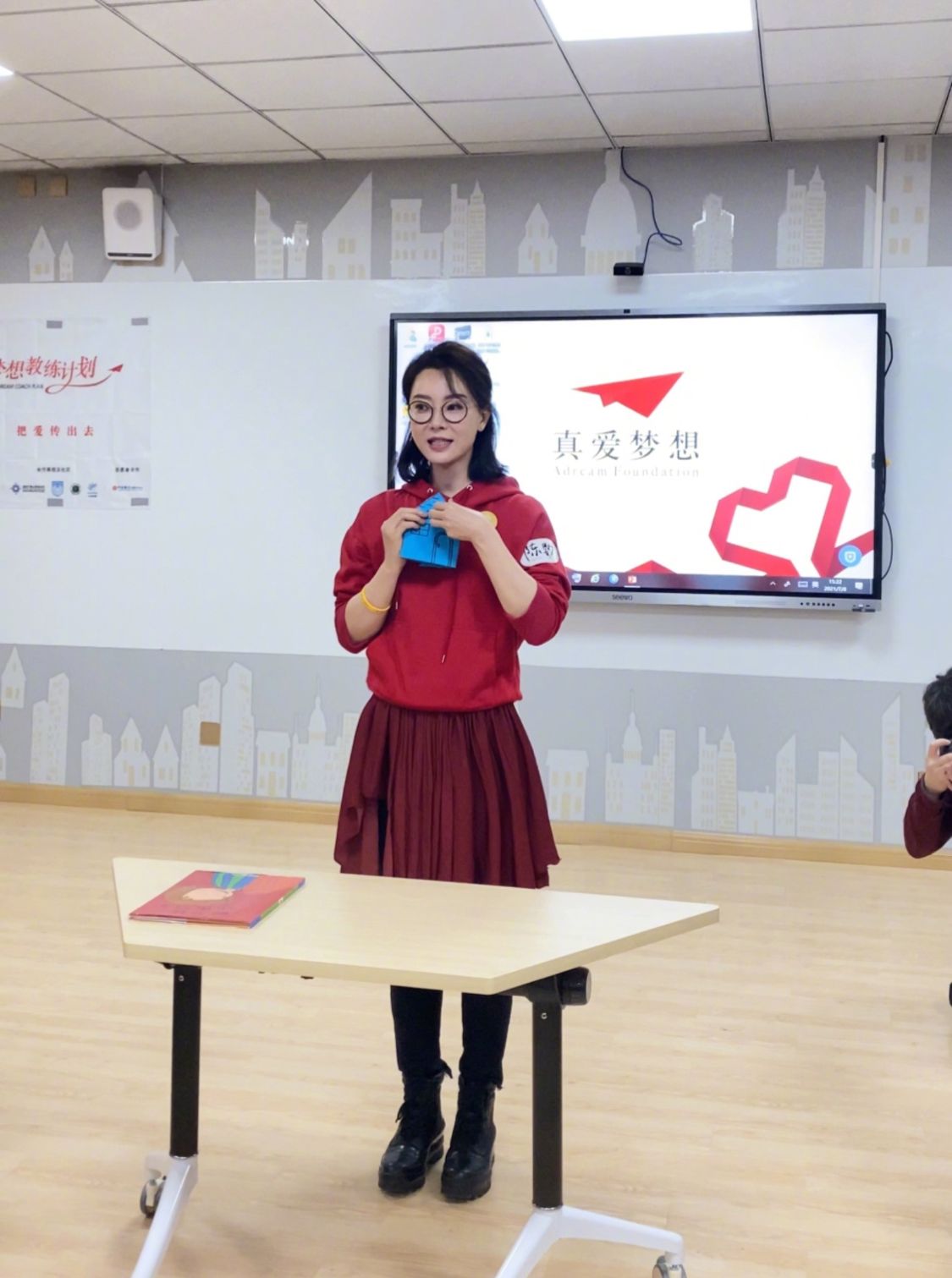 短裙|陈数现身西藏，穿卫衣短裙很嫩，但脸肿胀僵硬连她也老得不真实！