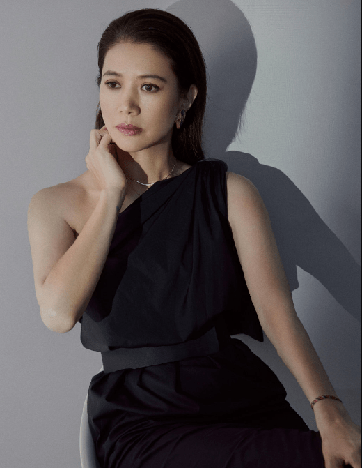 显得|袁咏仪这次美得高调，穿斜肩黑裙尽显妩媚优雅，换大背头更是出众