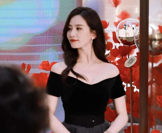 刘诗诗生图和精修图无差别,穿藕粉渐变裙好少女,气质卓越笑容甜_网友