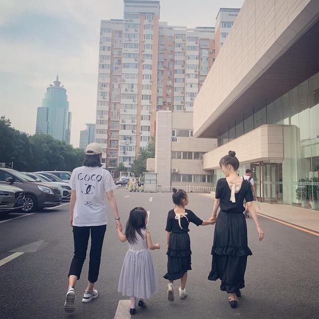 黑色|李小璐和甜馨又穿母女装，同款小黑裙扎丸子头美成姐妹，真不像38