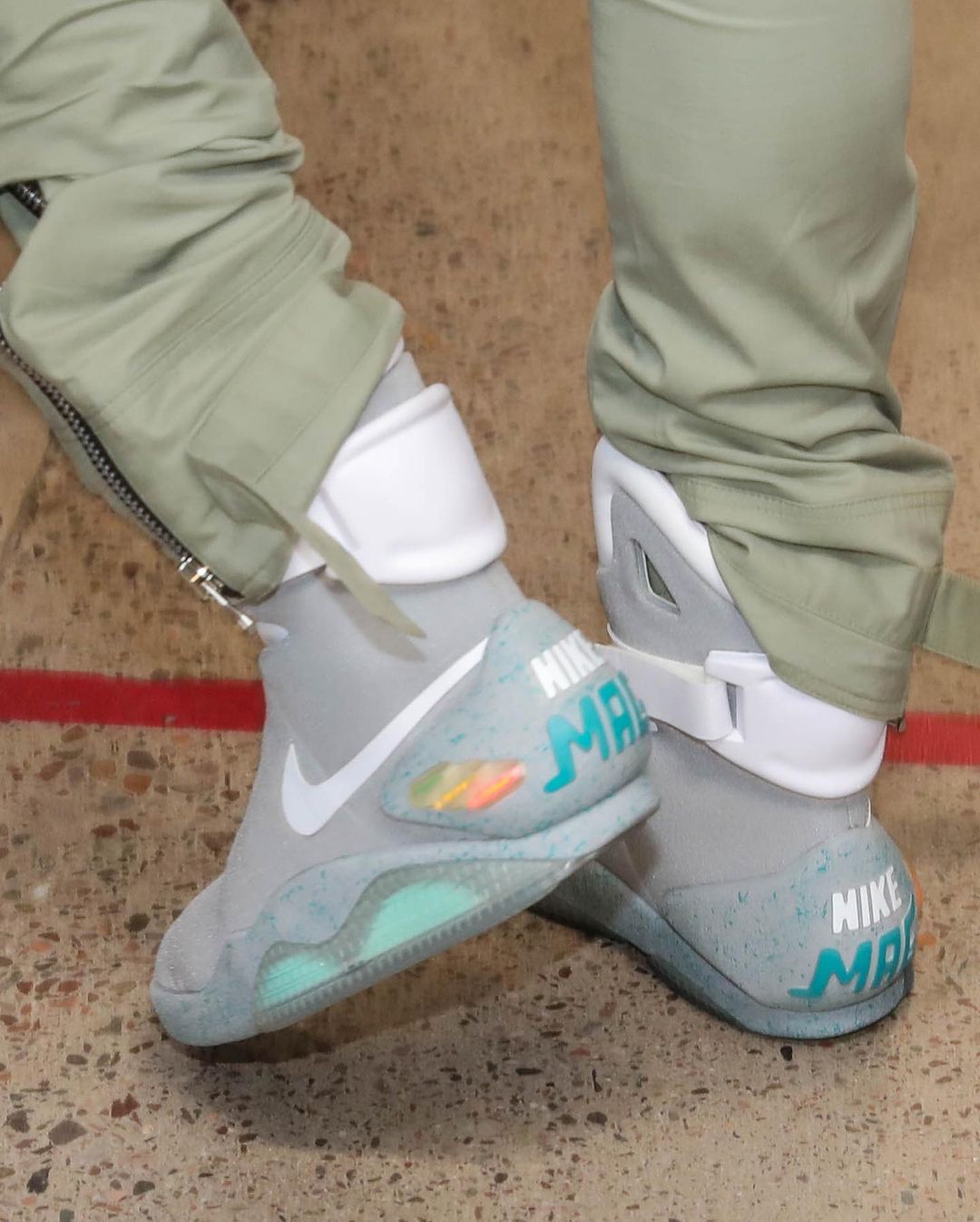 媒体|塔克上脚 Nike Mag 直接刷屏！还穿着更狠的鞋打比赛！
