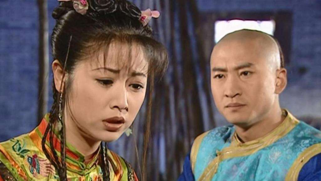 金锁明明喜欢尔康为何会嫁柳青你看她险被官差糟蹋尔康说了啥