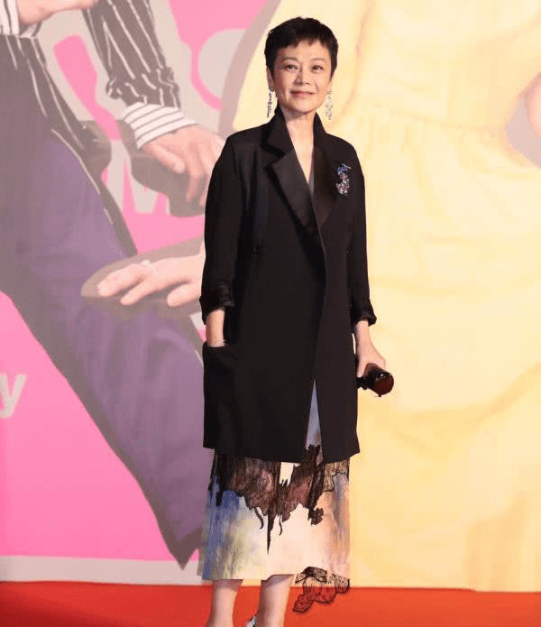 短发|张艾嘉同框刘嘉玲,黄衣配短发老得优雅,这才是奶奶辈该有的样子