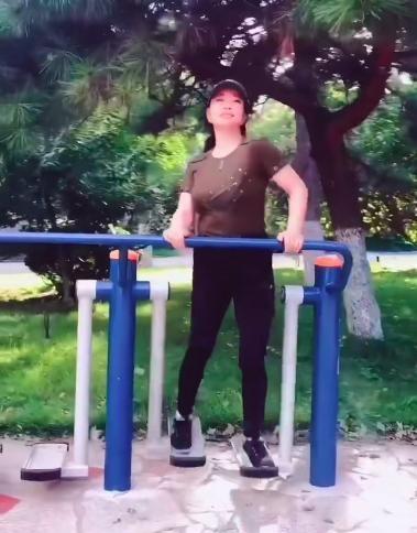 曲线|64岁刘晓庆穿紧身衣秀身材曲线，扭腰摆臀状态年轻