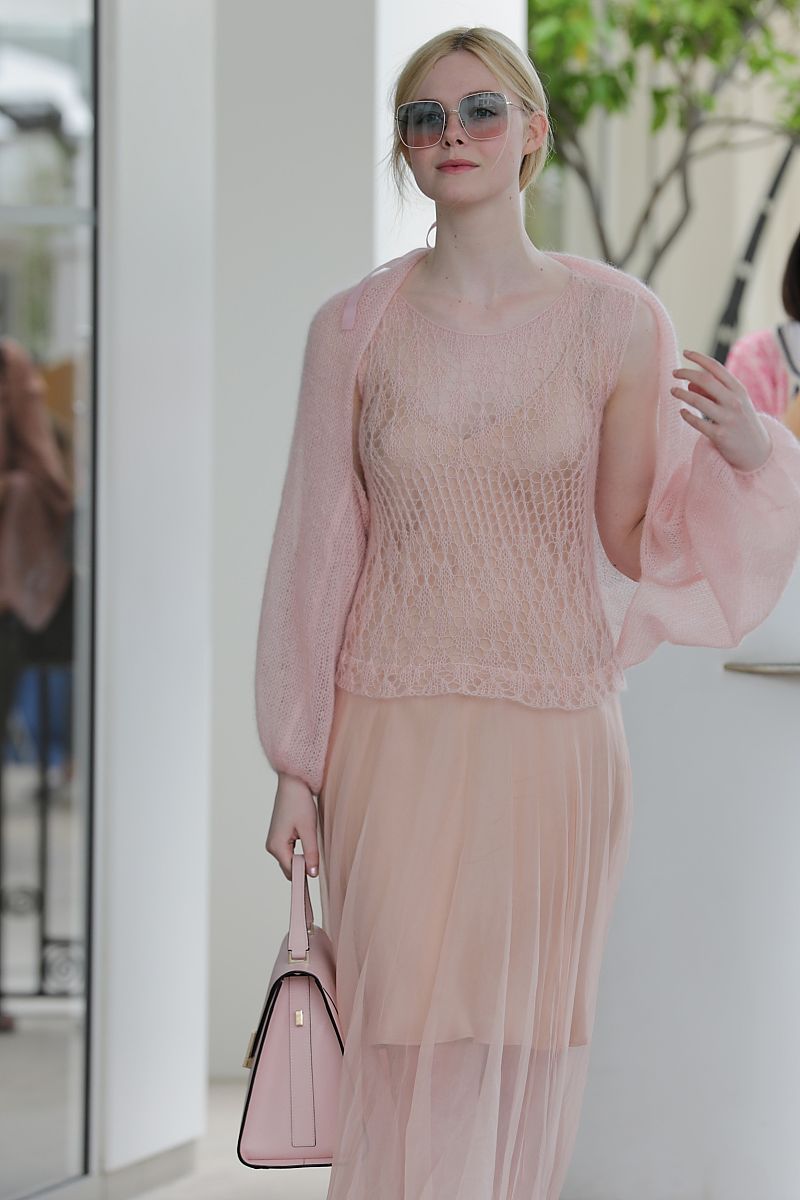 Elle|“国民闺女”范宁,穿粉色纱裙太甜美,不愧是现实版白雪公主