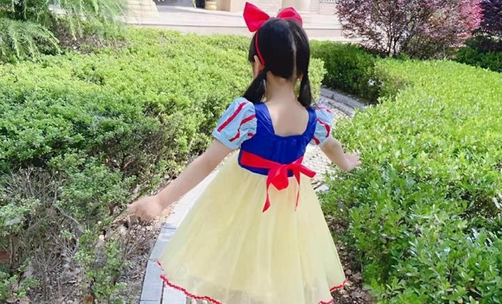 漂亮|女儿穿纱裙上幼儿园，宝妈感到自豪，幼师：少让孩子穿裙子上学