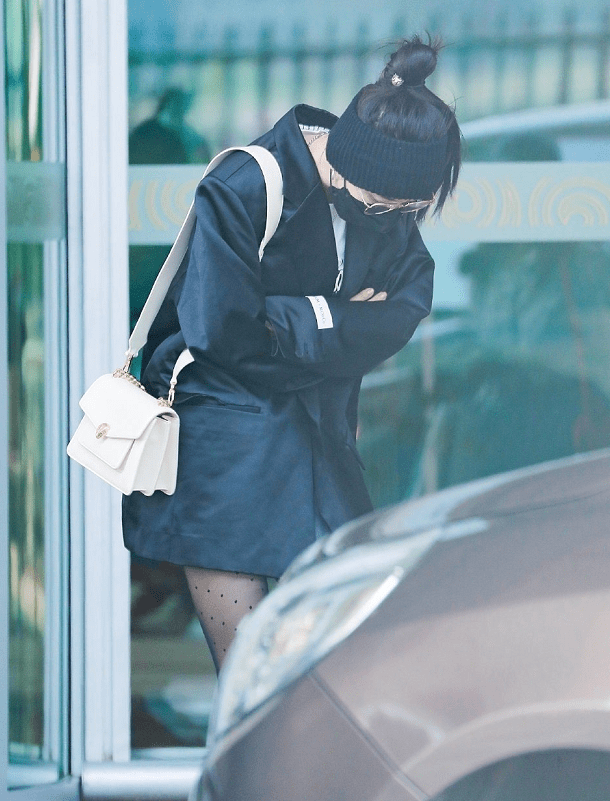 杨幂|“单身汉”杨幂魅力挡不住，“小鸟腿”套双波点袜，腿细的很危险