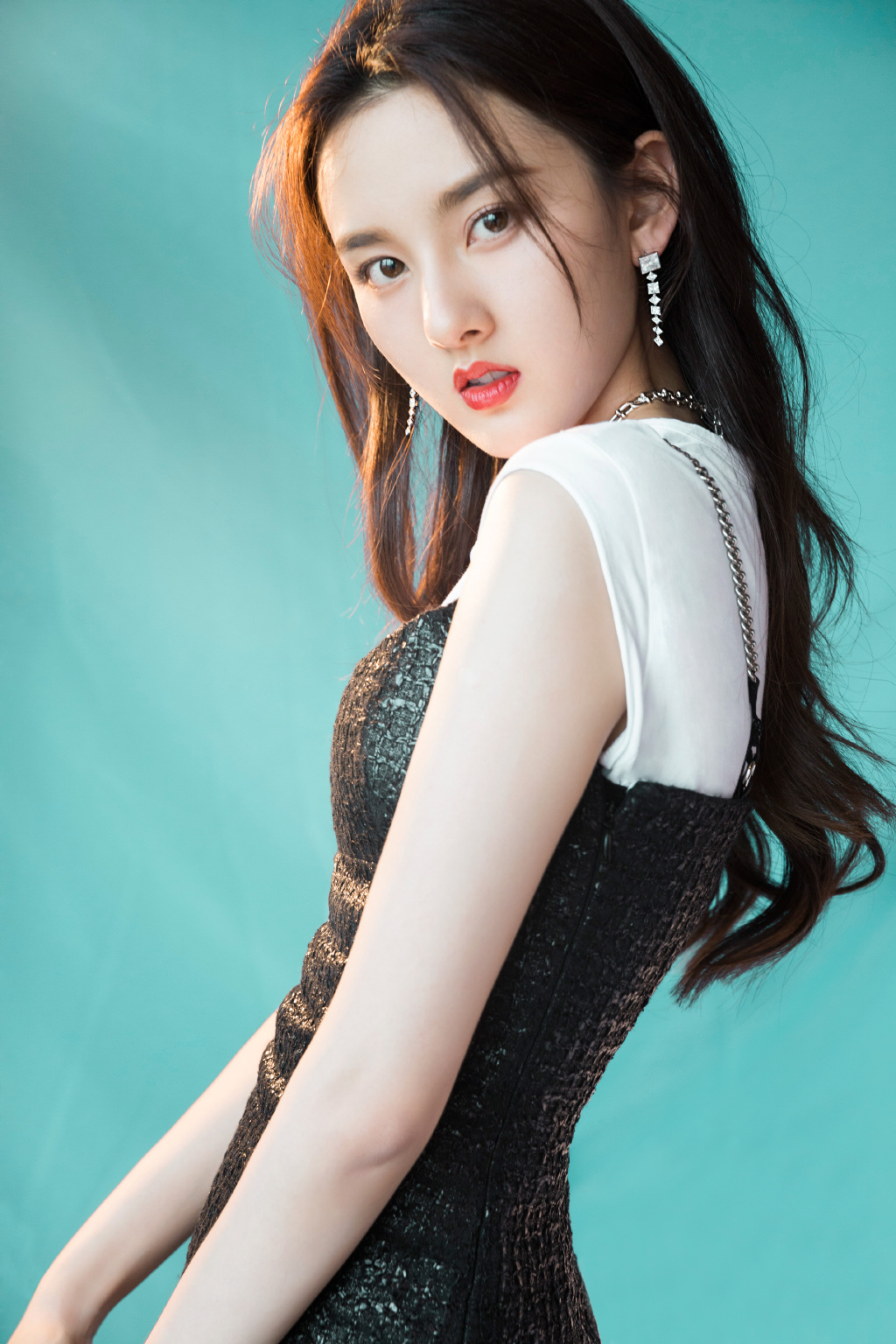 黑色|帅气少女宋祖儿，衬衫西装和小黑裙，个性时尚搭配的实力典范