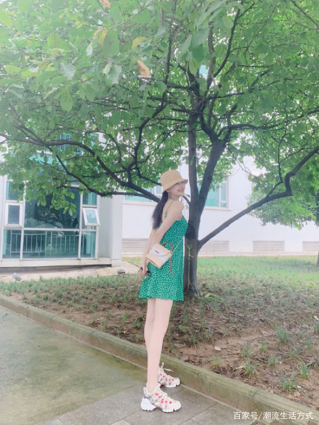 孙怡|孙怡会穿，见闺蜜和见老公穿不同私服，穿一条绿色碎花裙好美！