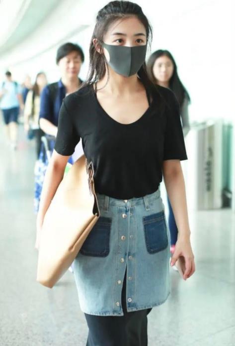 短裙|张含韵身材气质真好，连穿两条“破”裙子，不显廉价反而很洋气