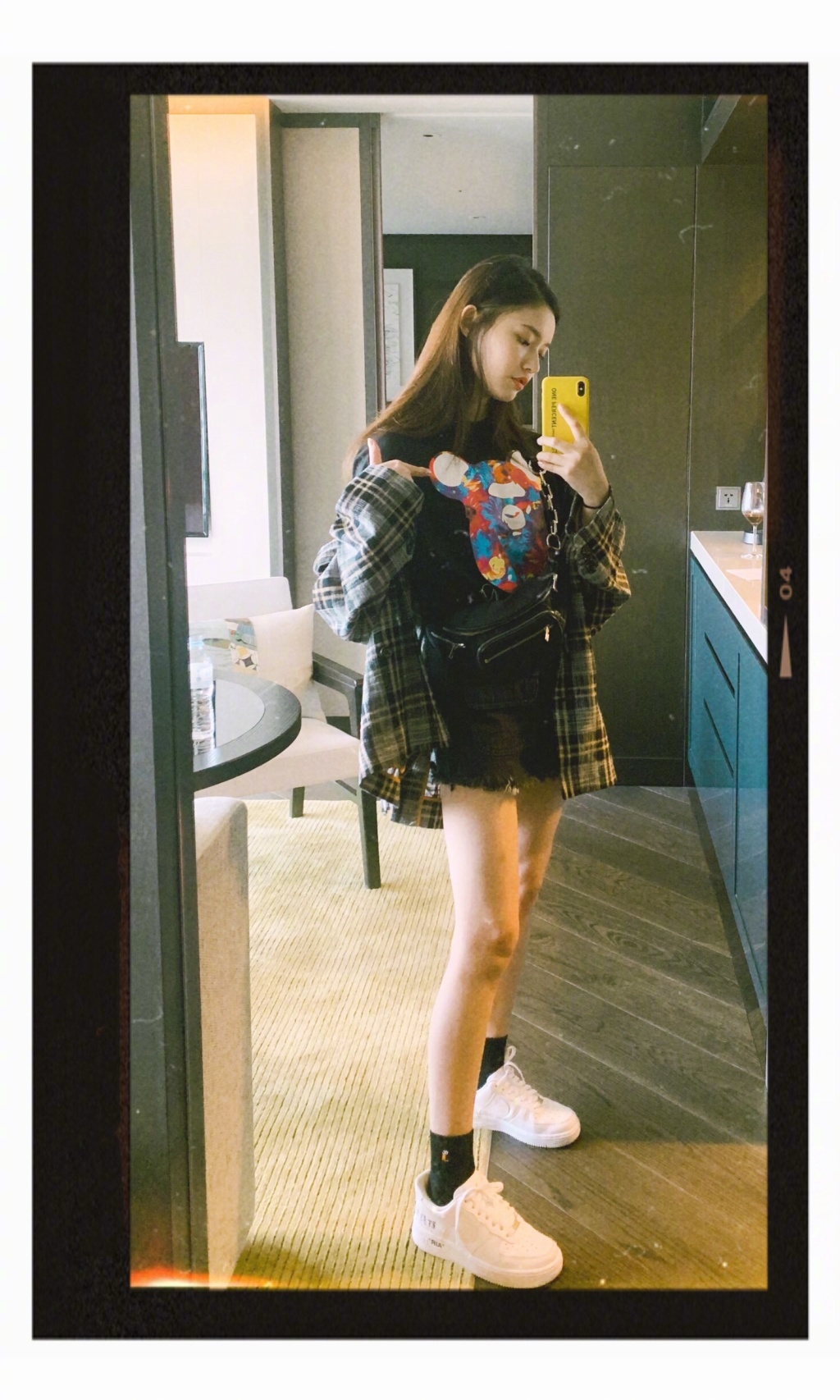 荧光|元气小花林允，荧光色运动上衣搭配学生裙，混搭出自己的时尚风格