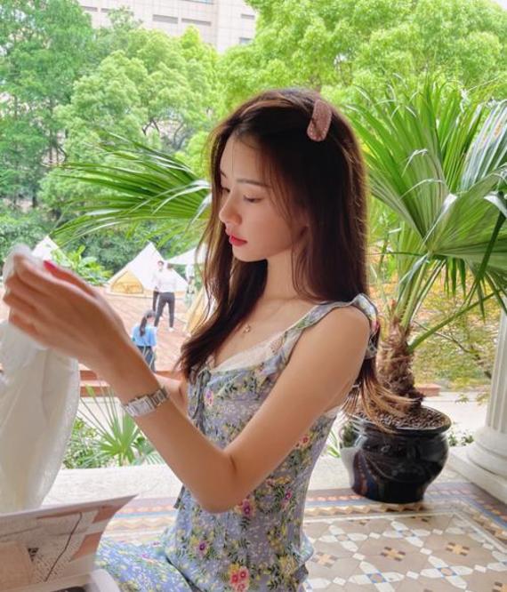 样式|陈赫二婚的妻子笑起来的样子真甜，挺让人心动的！