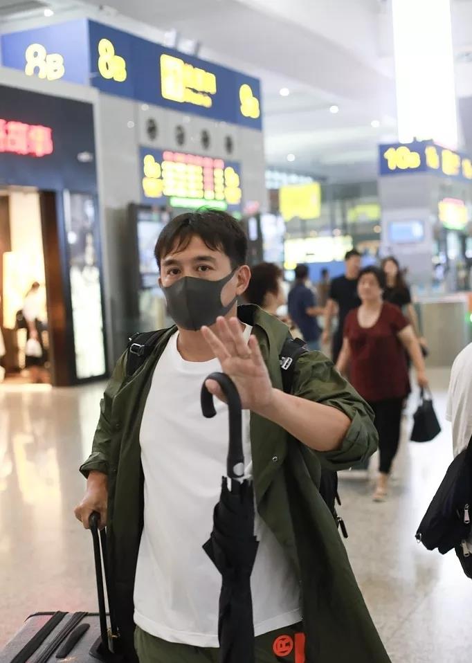 身材|黄磊孙莉穿情侣装坐高铁，13岁多多露脐装太时尚，身材比例更惊艳