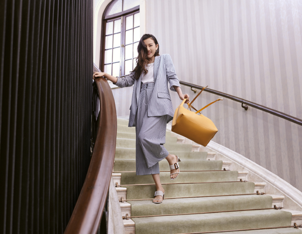 黑色|帅气少女宋祖儿，衬衫西装和小黑裙，个性时尚搭配的实力典范