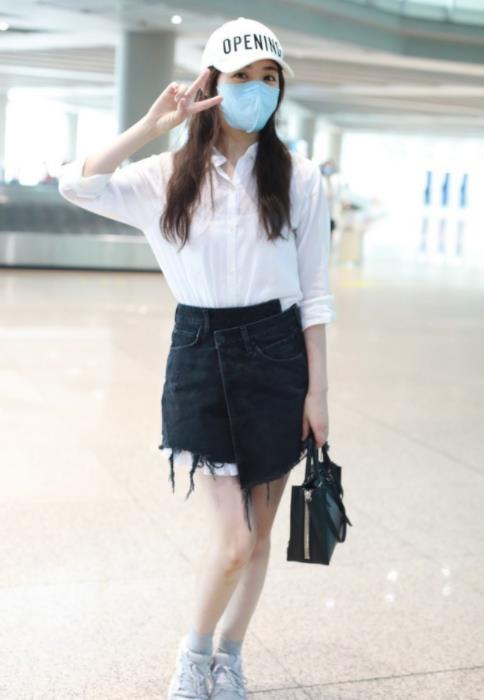 短裙|张含韵身材气质真好，连穿两条“破”裙子，不显廉价反而很洋气