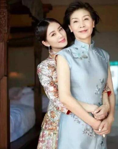 漂亮|唐嫣妈妈和罗晋妈妈对比，一个却满脸皱纹，一个身穿名牌漂亮时髦