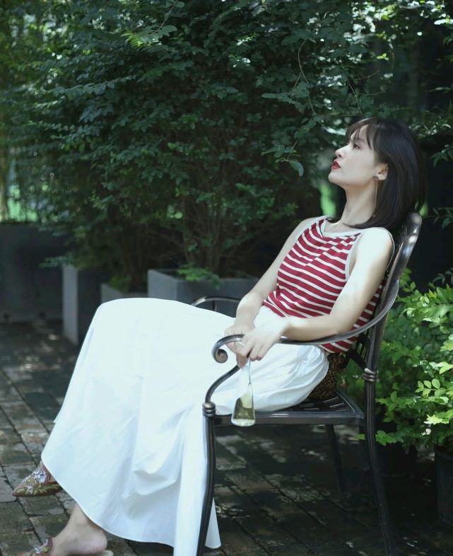 设计|怎么穿搭才能成为精致的女人？简约休闲风就很高级，值得细细品味