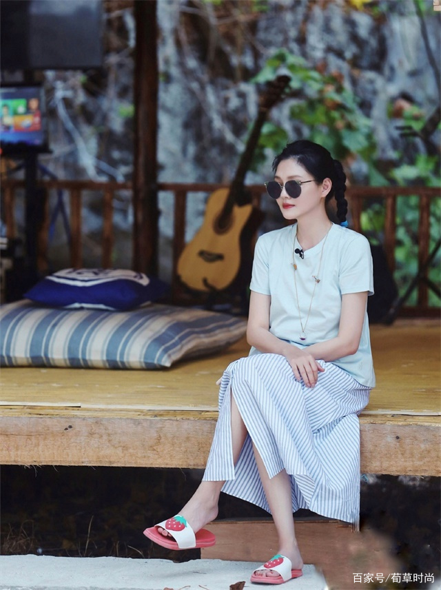 条纹|大S在《我们是真正的朋友》穿搭范本，双马尾条纹裙，迷人沙滩风