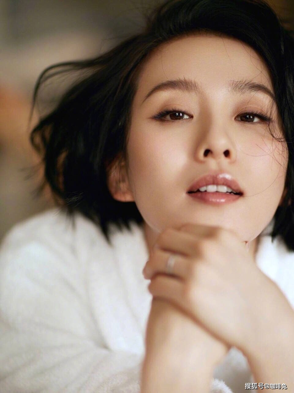条纹|人比花娇！刘诗诗的时尚穿搭，美丽动人气质绝，一眼忘不掉的美